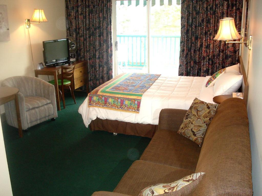 Queen Suite - No Air Conditioning,38677054:JPEG