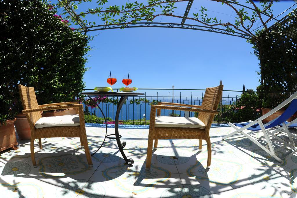 Camera Matrimoniale/Doppia con Letti Singoli con Terrazza e Vista Mare