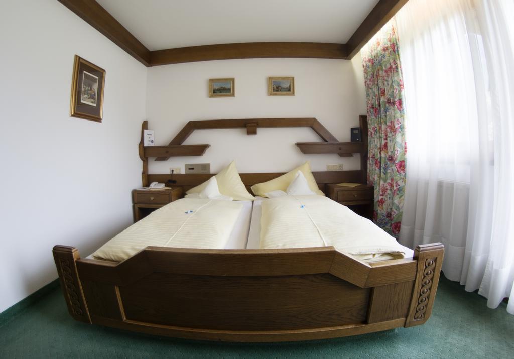 Doppelzimmer mit Balkon und Bergblick