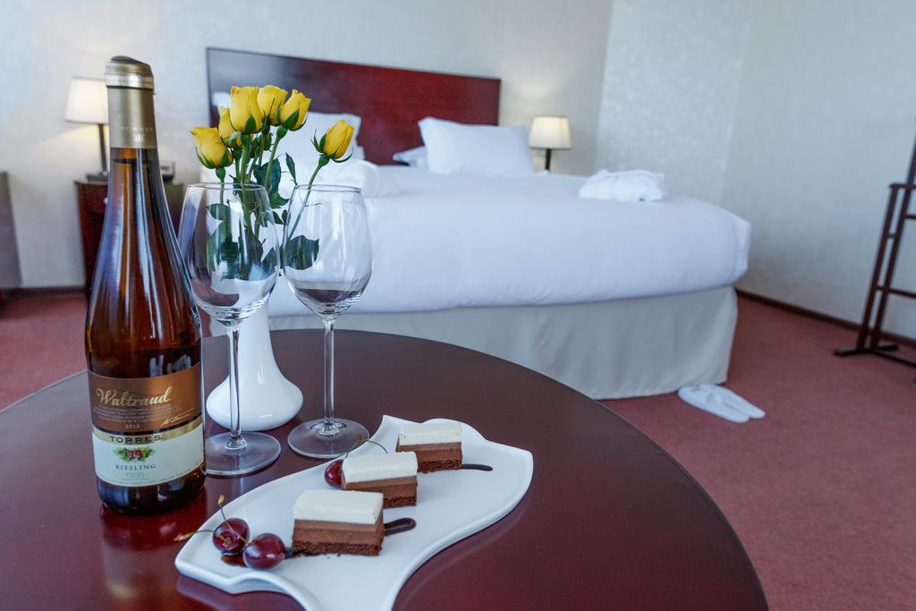 Zimmer mit Kingsize-Bett und Stadtblick