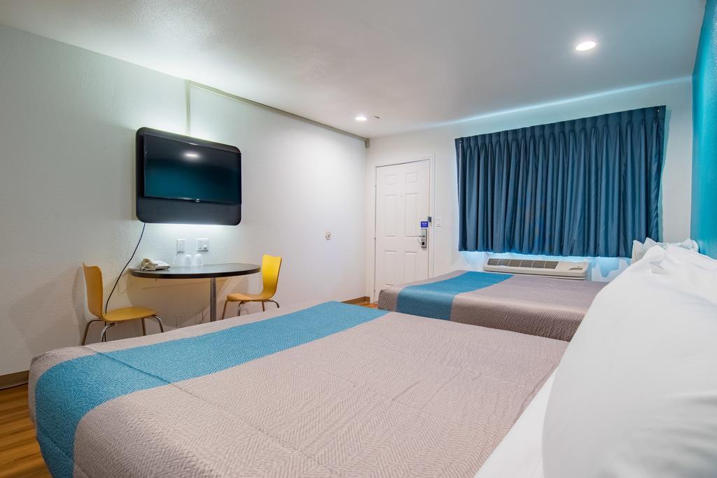 Deluxe Queen Room with Two Queen Beds - Non-Smoking