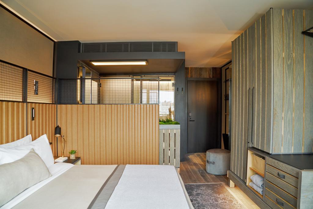 Habitación con cama extragrande.
