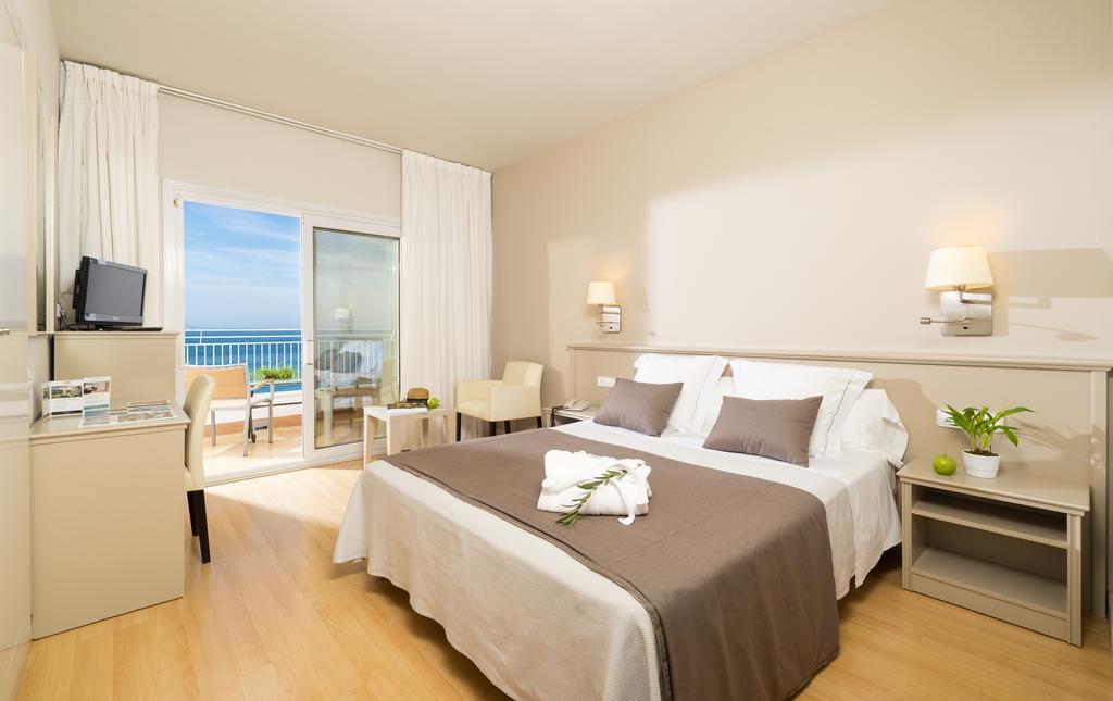 Double or Twin Room Sea View