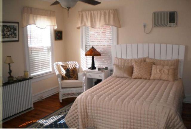 Shelter Island Room - King Waterfront