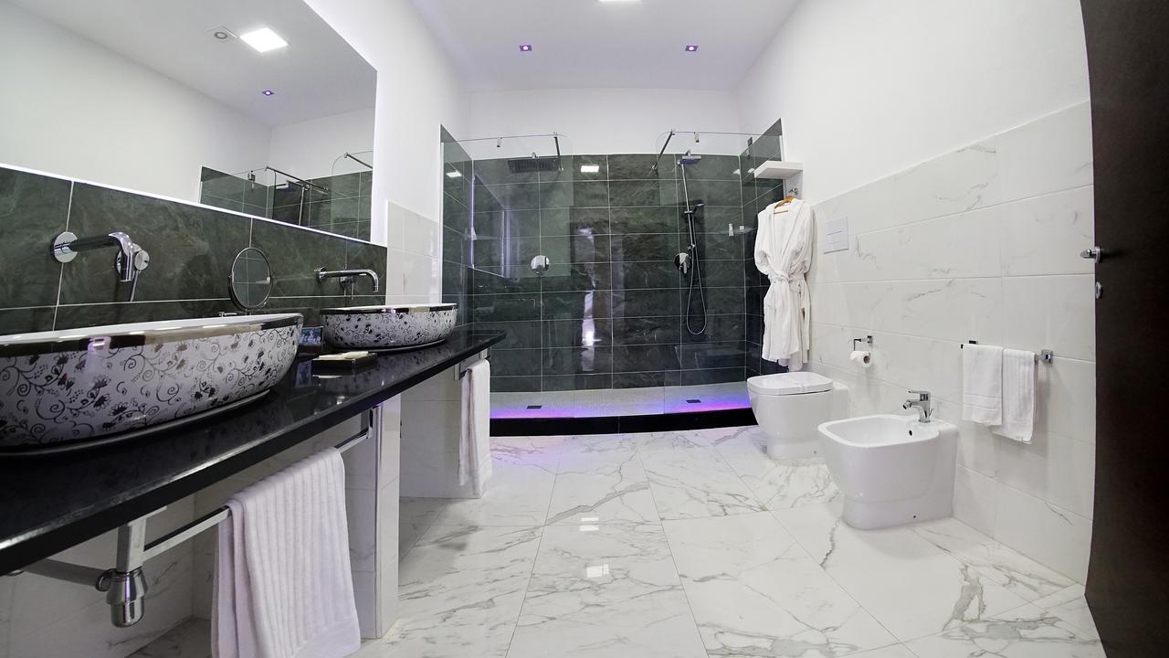 Suite Spa Bath,507277170:JPEG