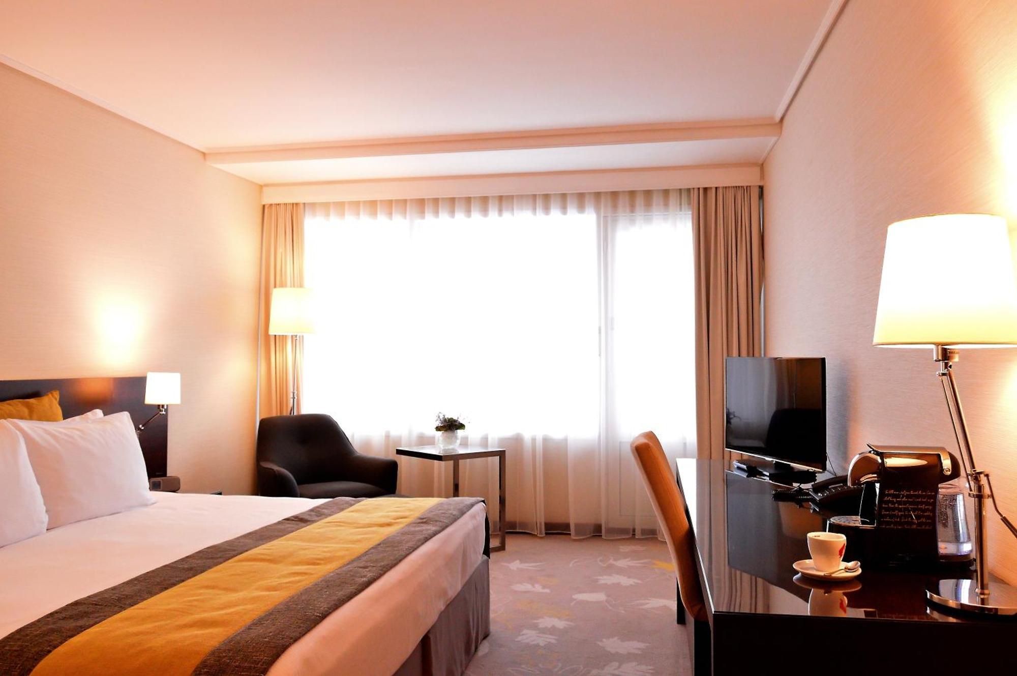 Habitación Estándar con cama extragrande y balcón