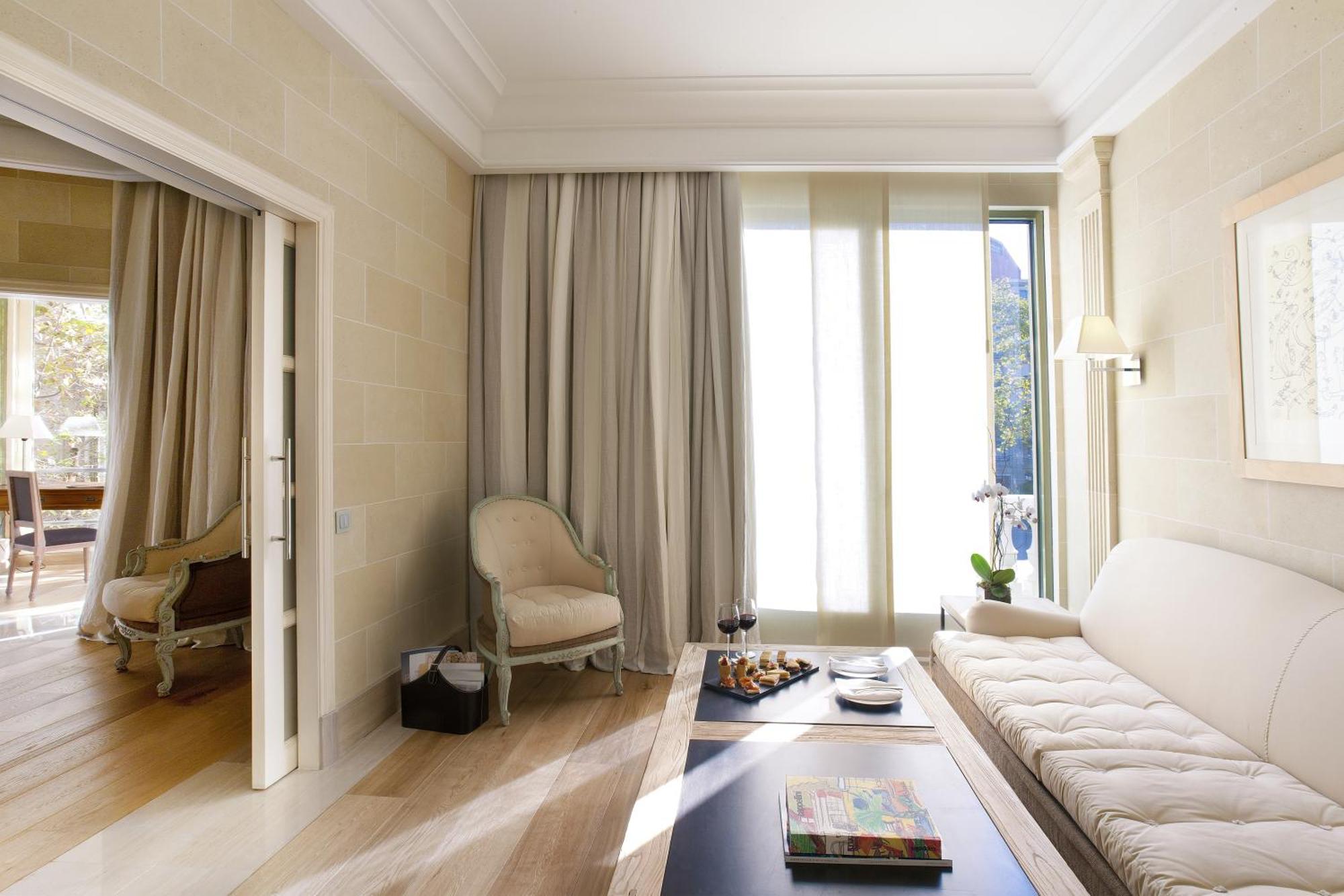 Suite,573245169:JPEG