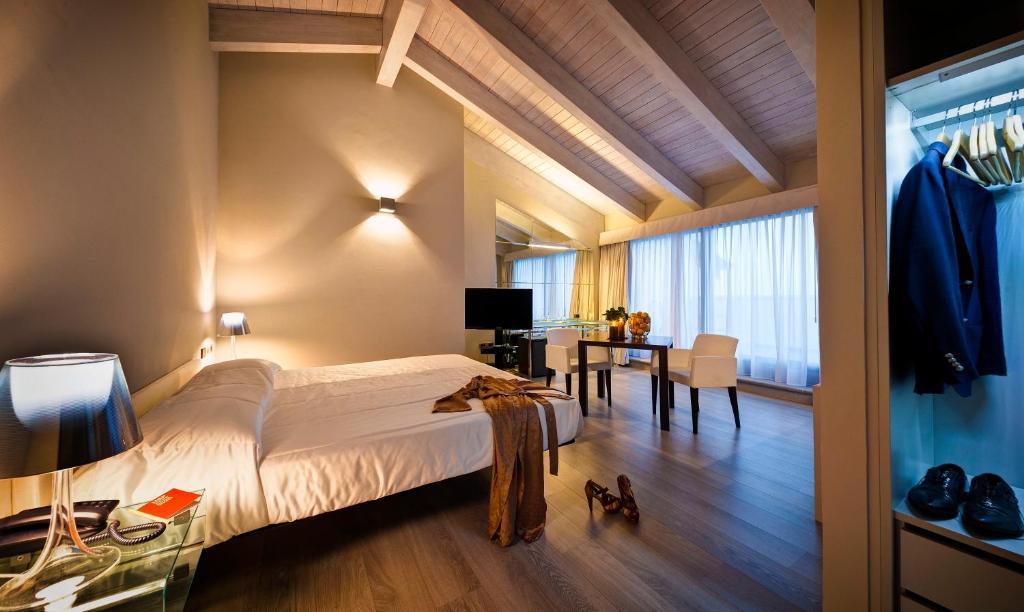 Suite with Lake View,724705777:JPEG