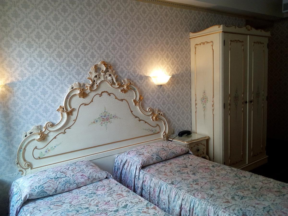 Tweepersoonskamer met 2 Aparte Bedden