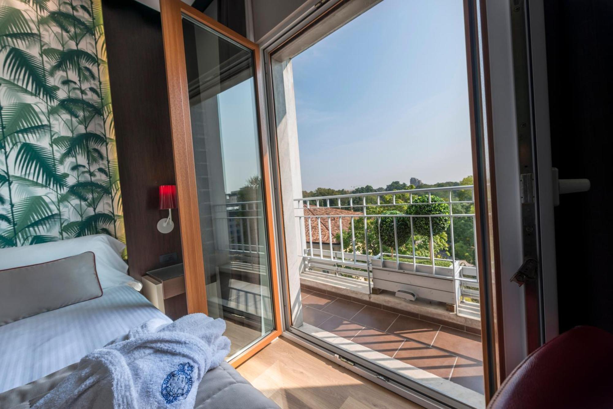Double or Twin Room Park View