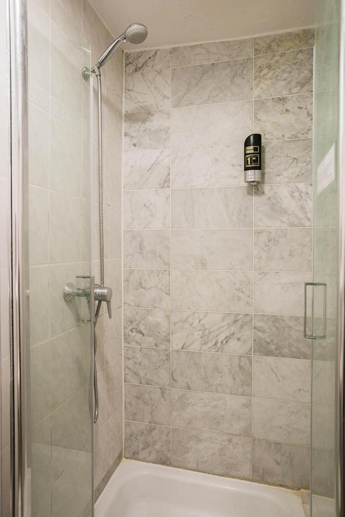 Chambre Simple avec Toilettes et Douche Communes