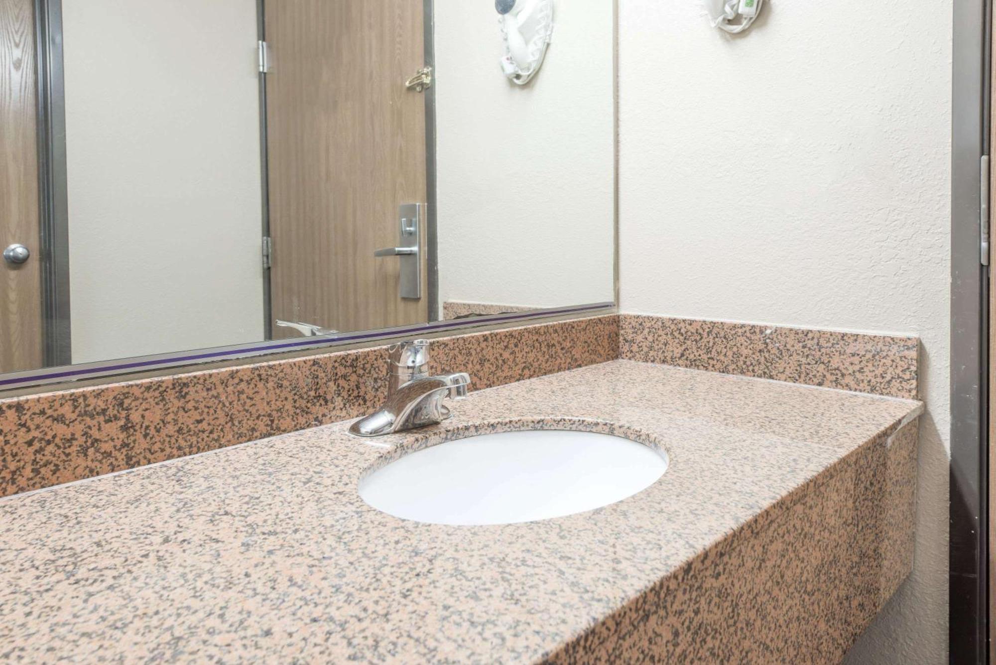 King Suite with Spa Bath - Non-Smoking