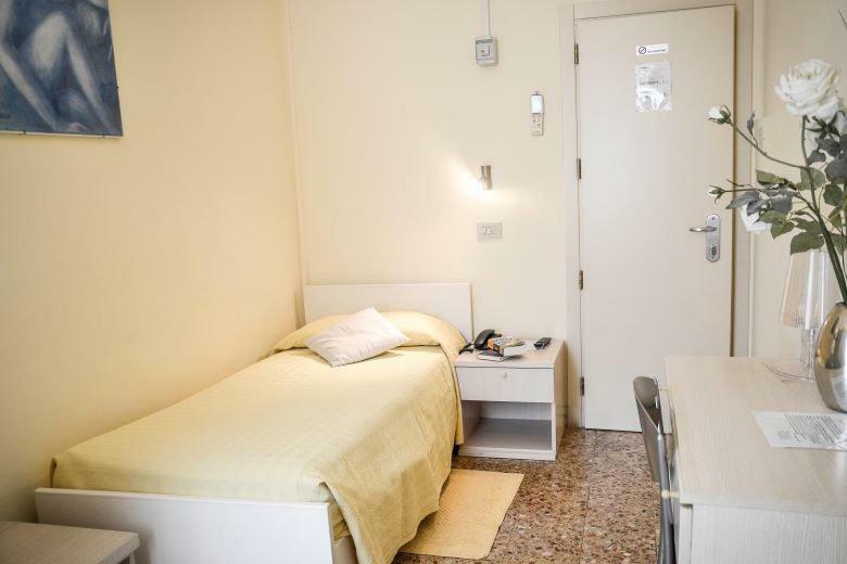 Camera Singola con Doccia e Servizi Igienici in Comune