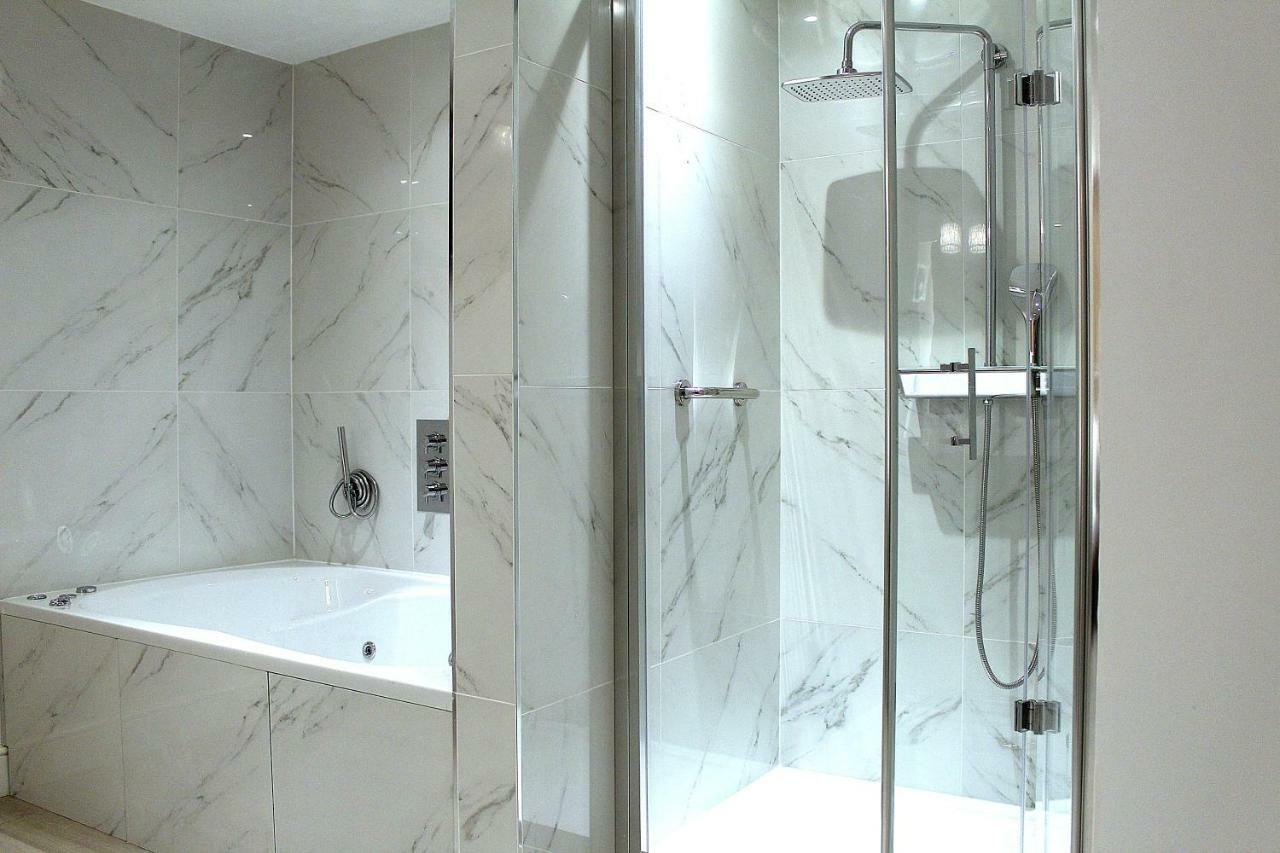 Signature Suite with Jacuzzi,781066356:JPEG