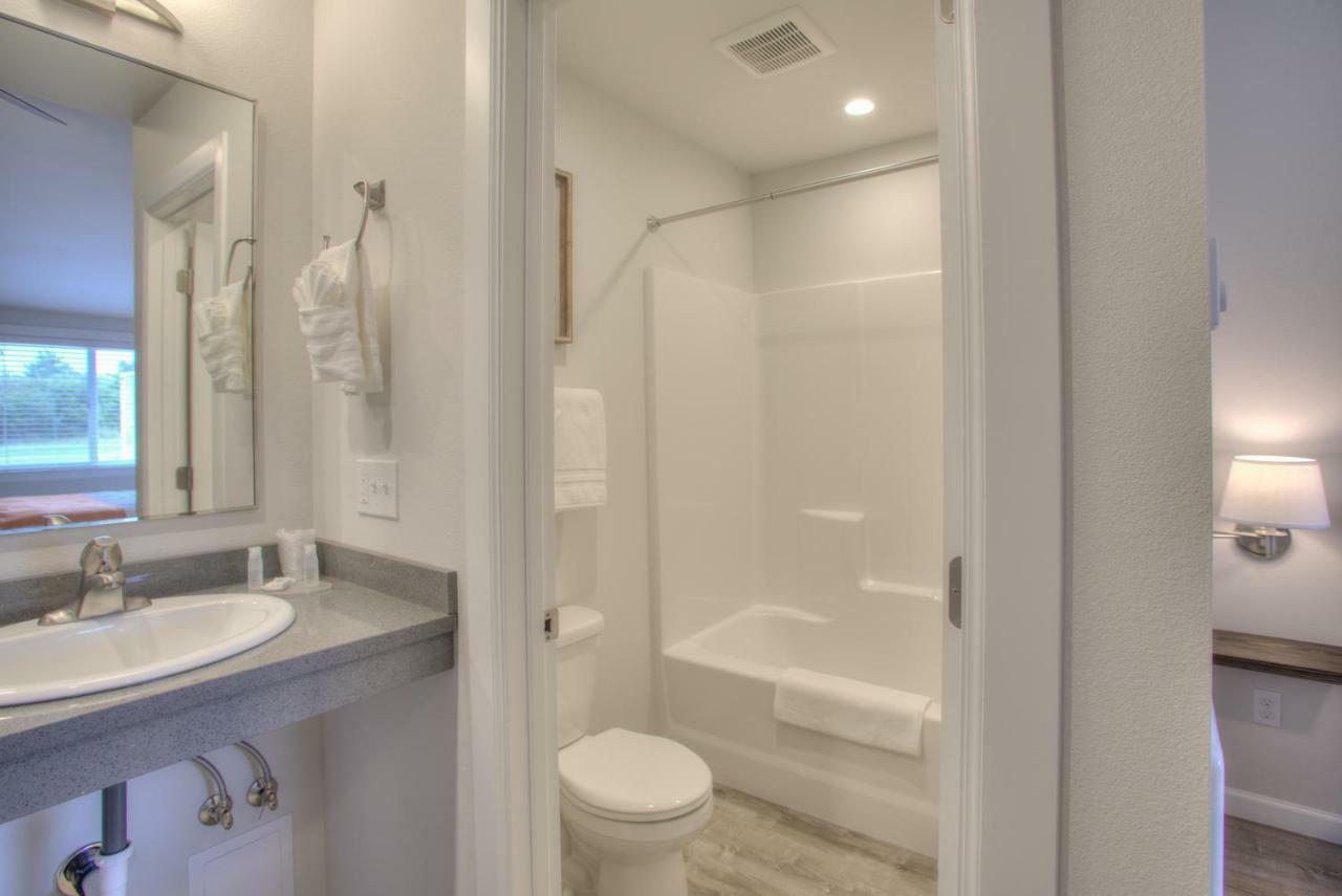 Queen Suite with Two Queen Beds,943582369:JPEG