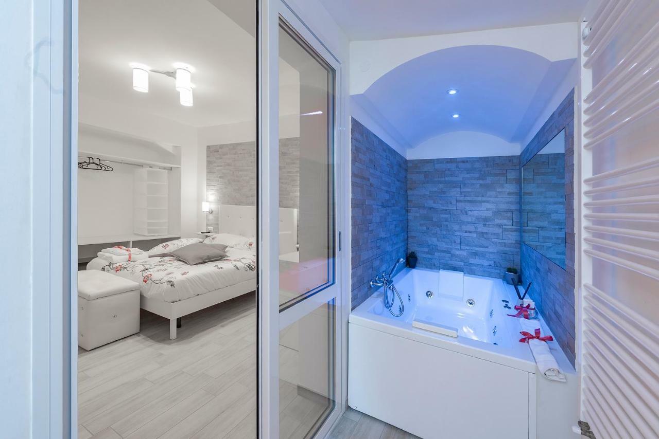 Deluxe Suite Spa Bath
