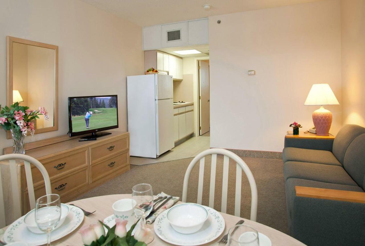 Deluxe Queen Suite
