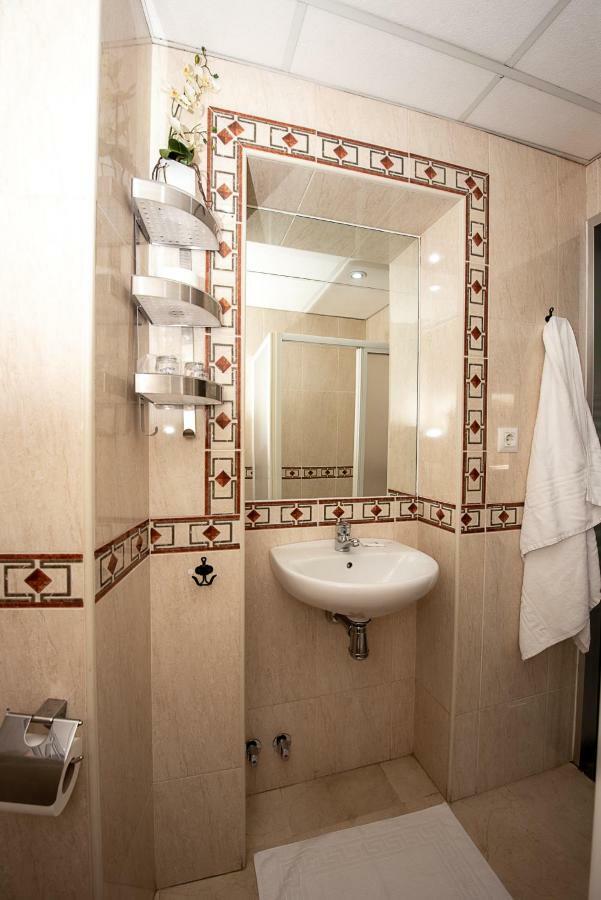 Double or Twin Room Private Bathroom