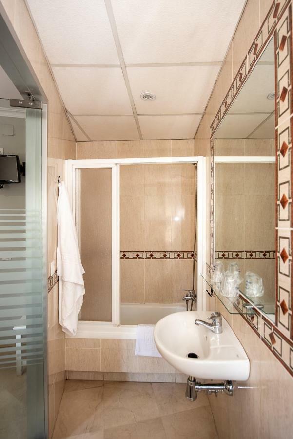 Double or Twin Room Private Bathroom