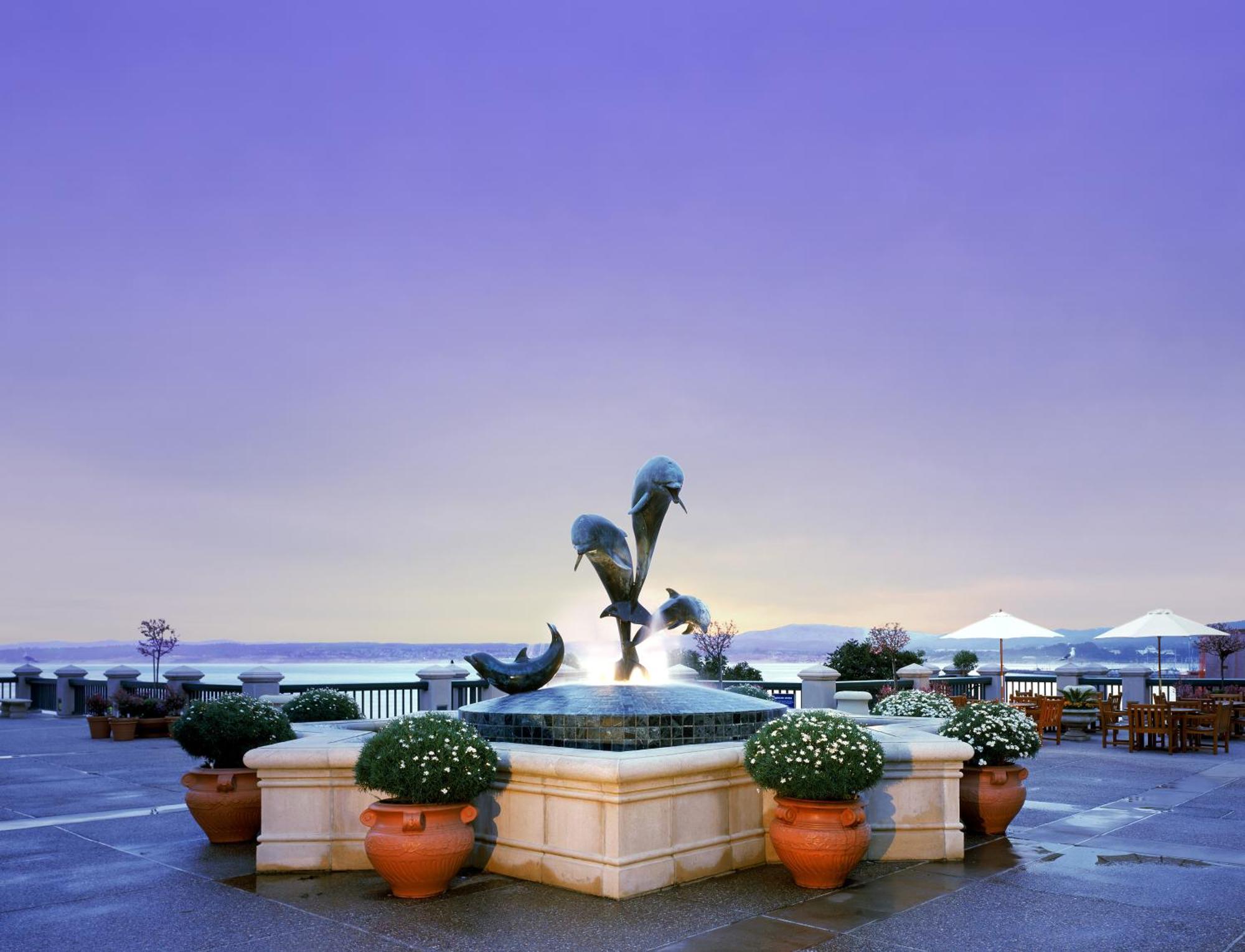 Deluxe King Room with Partial Sea View