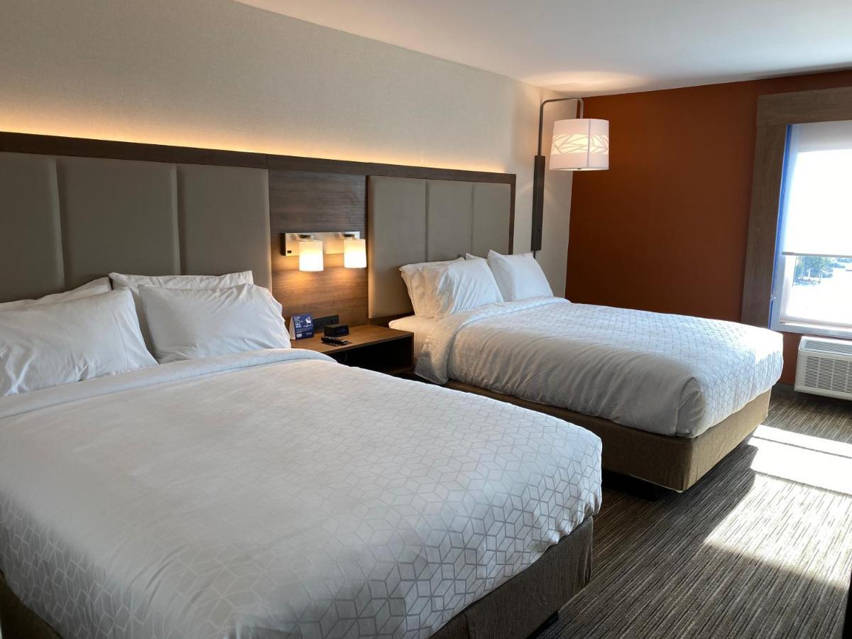 Standard Queen Room with Two Queen Beds - Communications Accessible