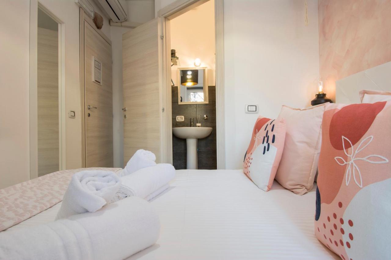 Deluxe Double Room Shower