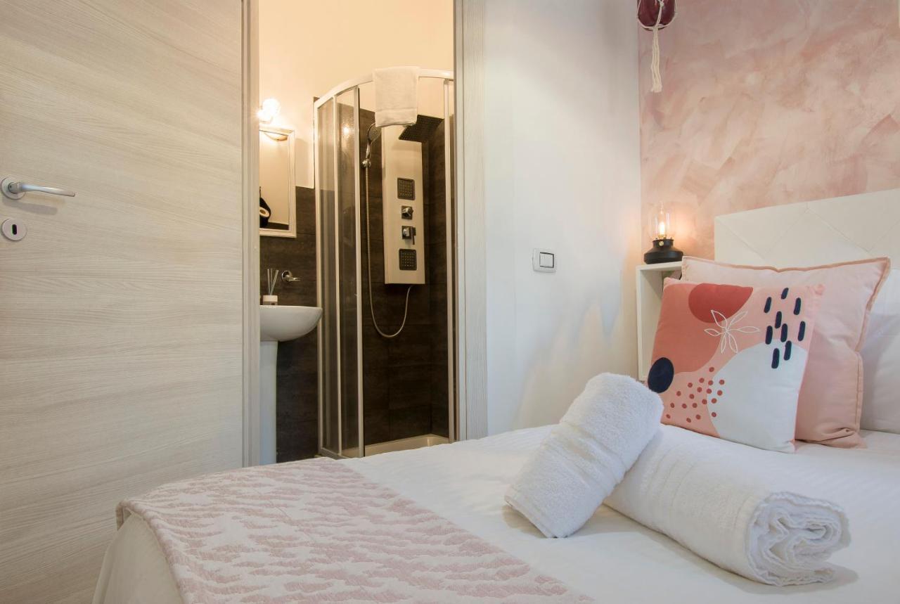 Deluxe Double Room Shower