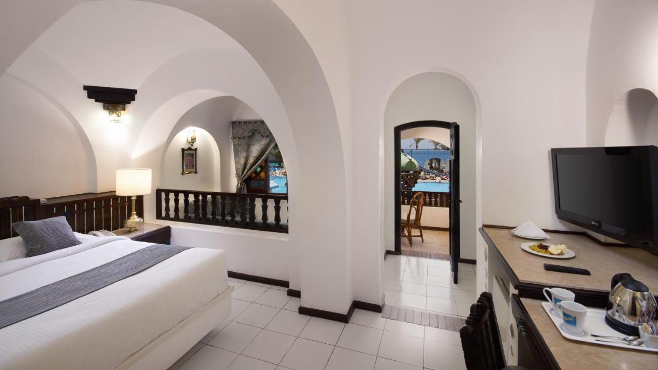 Azur kamer met uitzicht op het zwembad