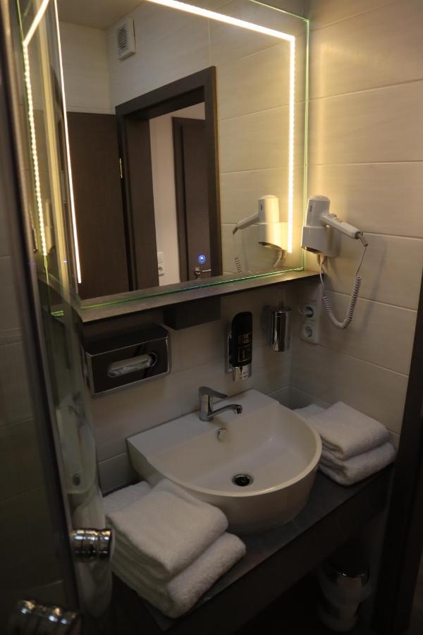 Single Room Bathroom,977276860:JPEG
