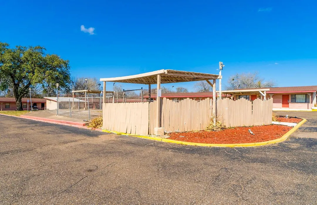 Capital O Hotel Beeville - Us 181-1