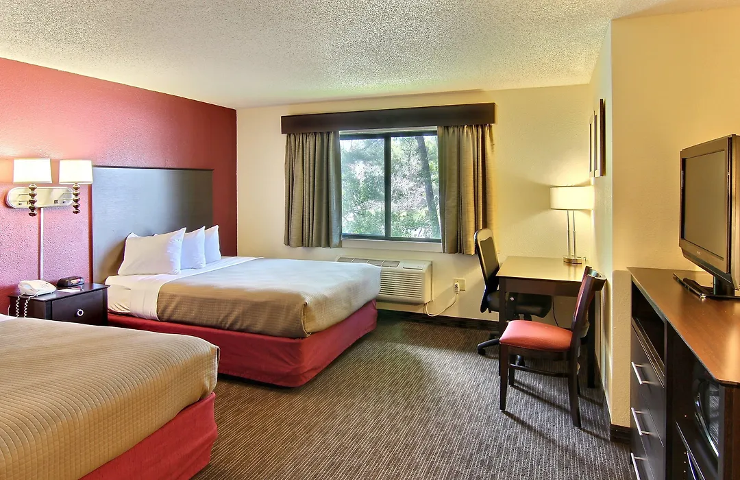 Blossom Hotel & Suites Traverse City-1