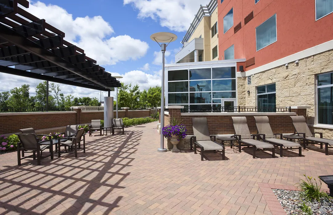Courtyard Minneapolis Maple Grove Arbor Lakes-1