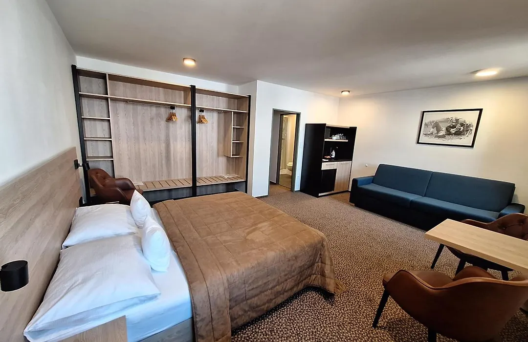Hotel Avion-1