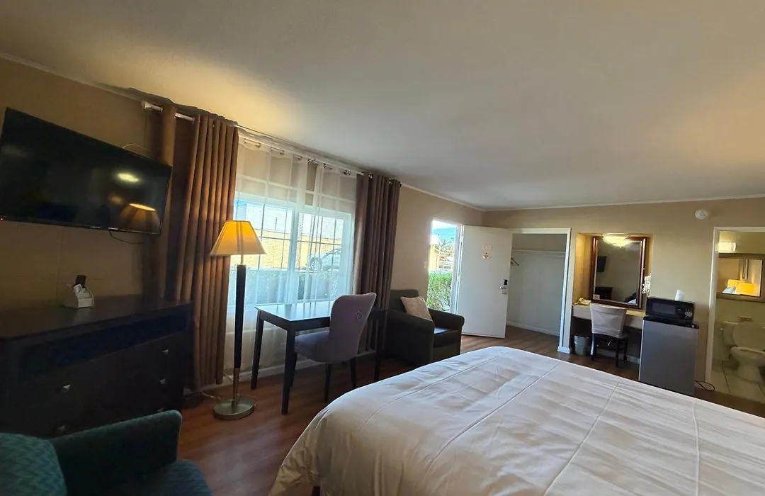 Royal Inn And Suites-1