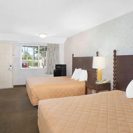 Days Inn By Wyndham Fresno Central-3
