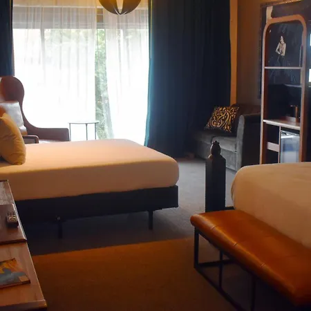 The Last Hotel-2