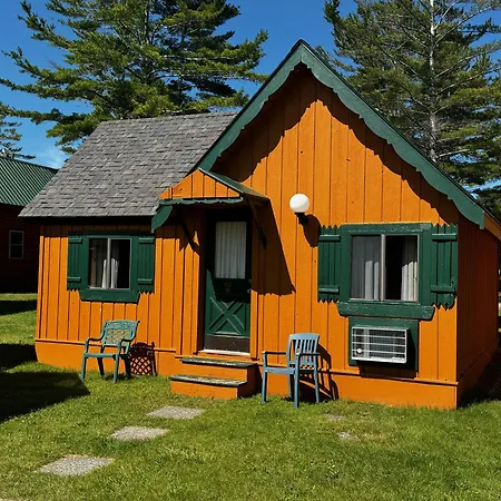Cabins Of Mackinac & Lodge-2