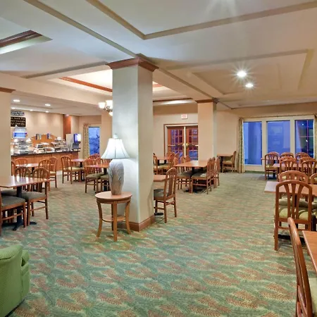 Triple Play Resort Hotel & Suites-3