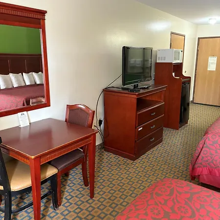 Days Inn & Suites By Wyndham Wichita-2