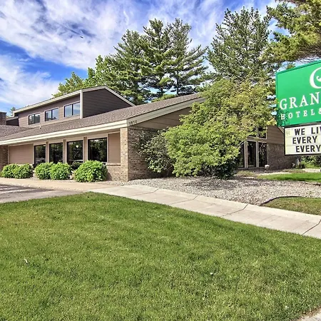 Blossom Hotel & Suites Traverse City-3