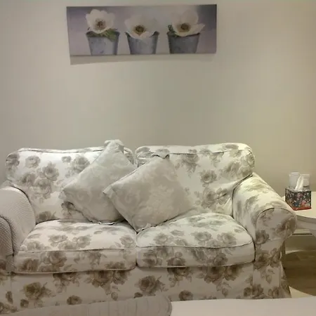 Whispering Cottages Bed And Breakfast-2