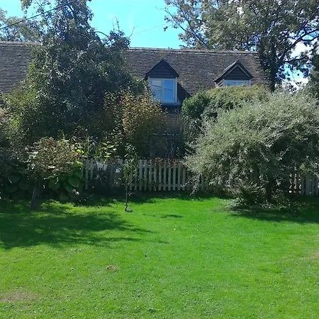 Whispering Cottages Bed And Breakfast-3