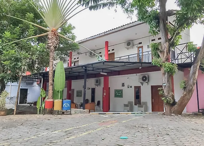 Rumah Panggung Guest House Syariah Mitra Reddoorz Cirebon