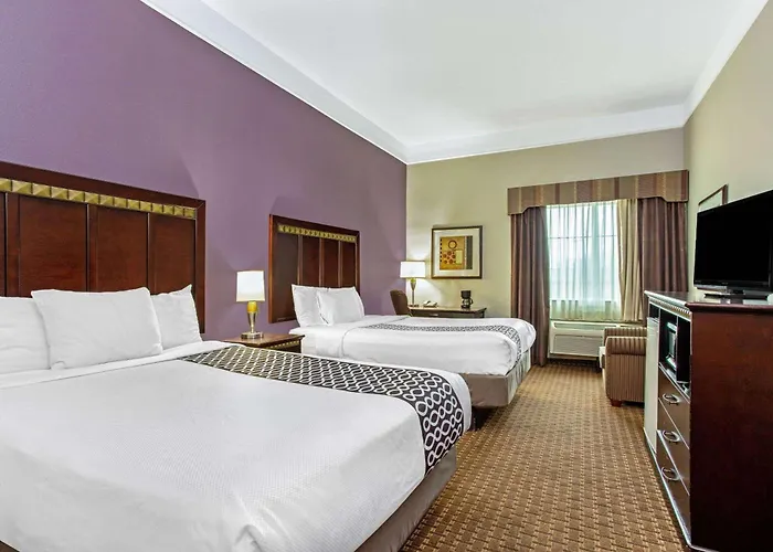La Quinta By Wyndham Cleburne Hotel