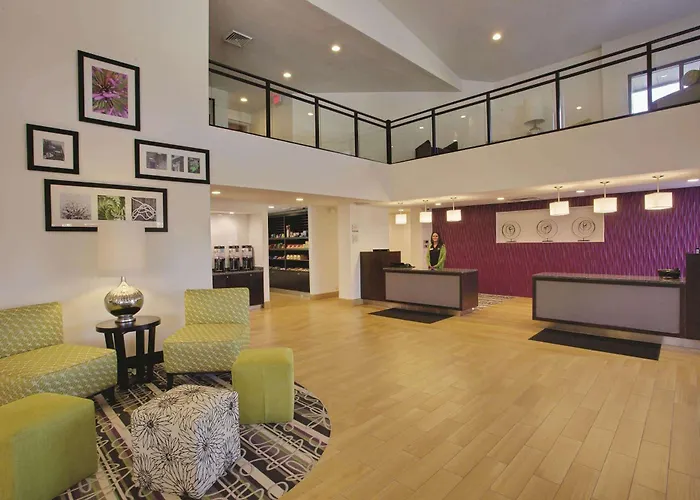 La Quinta Inn & Suites By Wyndham Detroit Metro Airport