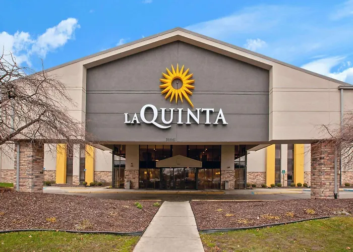 La Quinta Inn & Suites By Wyndham Detroit Metro Airport