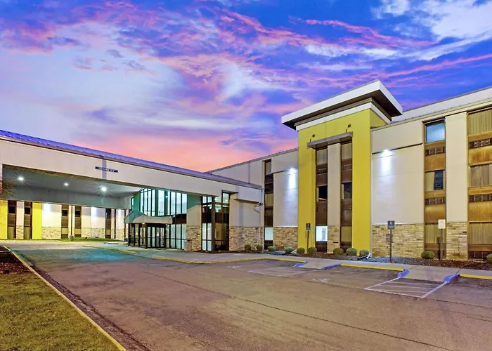 La Quinta Inn & Suites By Wyndham Detroit Metro Airport