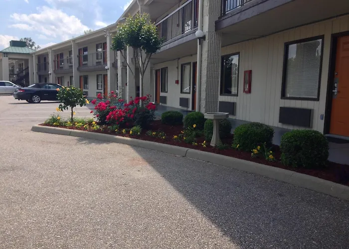 Baymont By Wyndham Troy Hotel