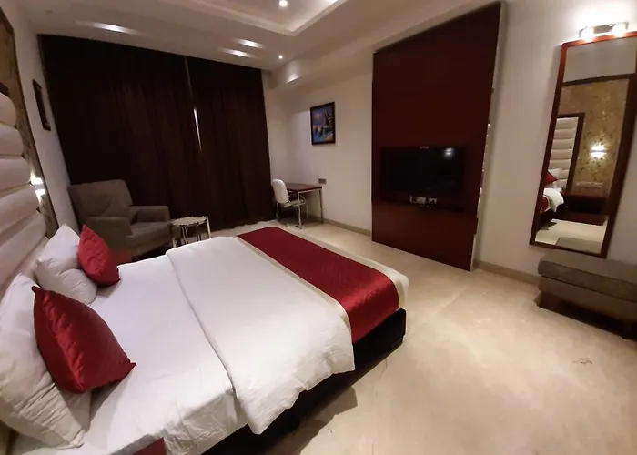C- Pearls Hotel And Banquet Delhi 