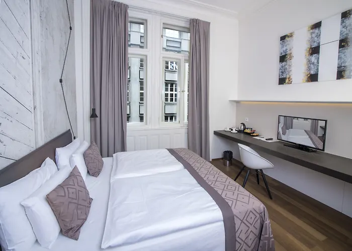 Hotel Golden Crown